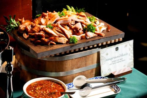 Makanan di atau berdekatan hotel