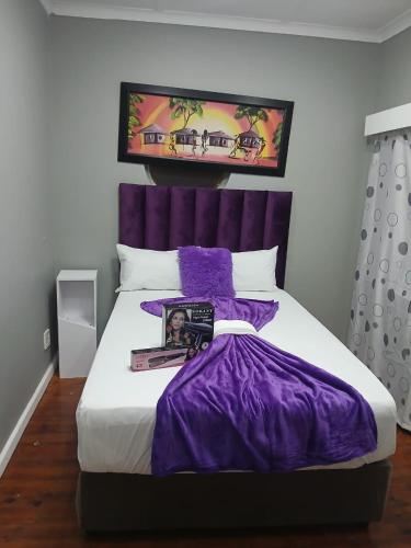 Una cama o camas en una habitación de UFC Guesthouse Bellville