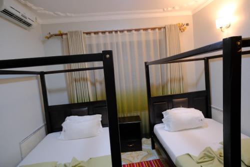 Uma cama ou camas num quarto em Crystal Apartments Entebbe Uganda Next to UN Base