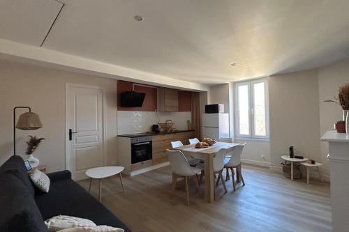 un salon avec un canapé et une table dans l'établissement Appartement moderne et spacieux, à Lain