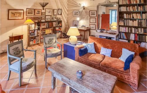 un salon avec un canapé, une table et des chaises dans l'établissement Gorgeous Home In Geay, à Geay