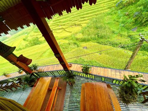 an overhead view of a porch with wooden benches at Hiếu Hương Homestay in Lũng Tiềm