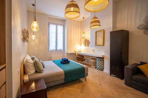 - une chambre dotée d'un lit avec un ours en peluche bleu dans l'établissement OIQIA • Tolosa, à Toulouse