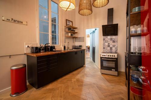 a kitchen with a counter top and a refrigerator at OIQIA • Tolosa in Toulouse