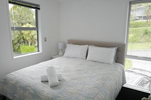 Rotorua Serenity Lakeview Retreatにあるベッド