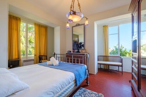 une chambre avec un lit et un miroir dans l'établissement Propriété Muraccioli 2 - Maison avec piscine vue mer, à Beausoleil