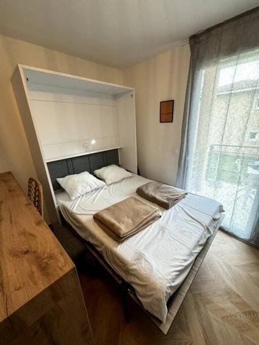 un lit dans une chambre avec une grande fenêtre dans l'établissement Sharm El-Sheikh, Studio de vacances, à La Londe-les-Maures