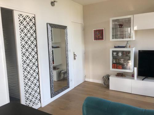 un salon avec un grand miroir au mur dans l'établissement Rendez-vous avec la mer, à Hautot-sur-Mer