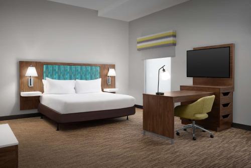 Кровать или кровати в номере Hampton Inn & Suites-Knoxville/North I-75