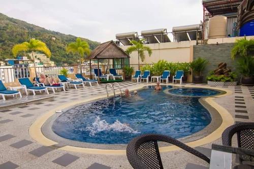 Bazén v ubytování Patong Hemingways Hotel nebo v jeho okolí