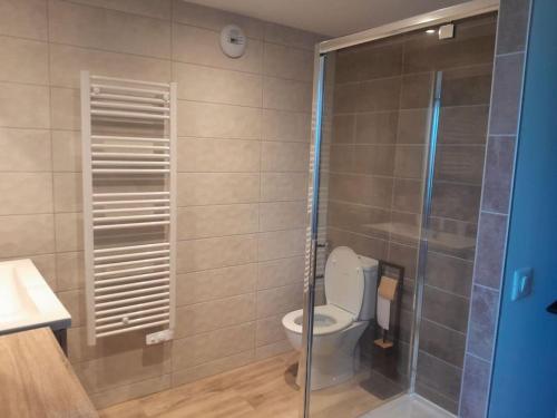Ένα μπάνιο στο Charmant appartement au calme