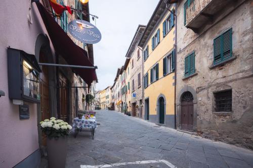 an empty alley with a table in the middle of a street at Suite Design & Spa in Lucignano