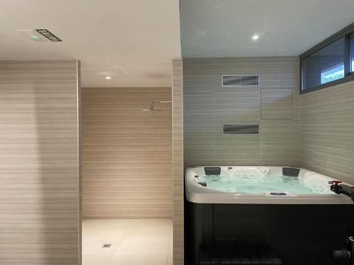 e bagno con finestra e vasca. di ViVi Homes - Marisol Pool, Sauna, Gym, Spa & Beach a Mijas Costa