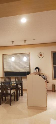 Ruang duduk di 2024年open,ｼﾞｬｸﾞｼﾞｰ,ﾌﾟﾛｼﾞｪｸﾀｰ,BBQ台,ﾐﾆﾋﾞﾘﾔｰﾄﾞ,広々65平米,wii,wifi,P2台無料