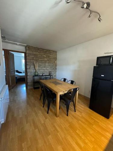 un salon avec une table et des chaises en bois dans l'établissement Appartement de charme hyper centre, à Dijon
