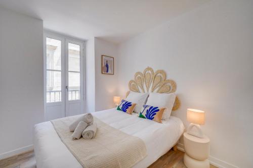 une chambre avec un lit avec deux animaux en peluche dessus dans l'établissement MDOR Le Chai - Appt au cœur de Bordeaux, à Bordeaux