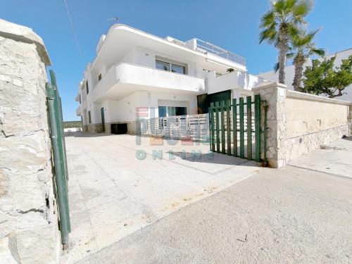 A balcony or terrace at Appartamento La Torre piano terra sul mare Puglia On line