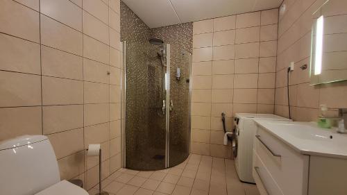 Ένα μπάνιο στο Stylish & Modern Apartment, in Centre, Free Parking spot !