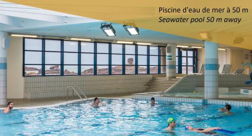 Bazén v ubytování Le 123 Armoric - Balcon vue mer - 50m de la plage - Confort et moderne - 70m2 nebo v jeho okolí