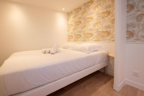 - une chambre avec un lit blanc et des draps blancs dans l'établissement Charming studio in Versailles - Welkeys, à Versailles