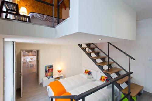 1 dormitorio con litera y escalera en Matosinhos House Surf & Beach, en Matosinhos