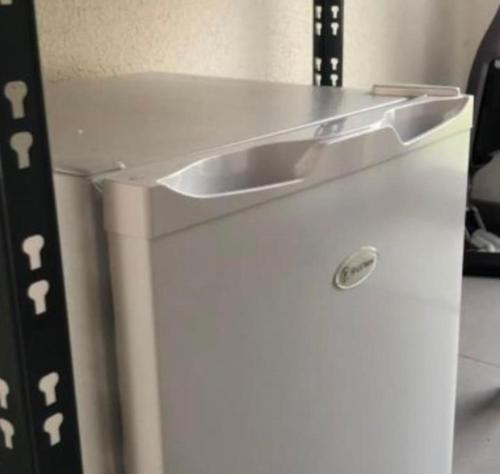 - un évier dans une petite armoire blanche dans la cuisine dans l'établissement Studio design proche Colmar, à Sainte-Croix-en-Plaine