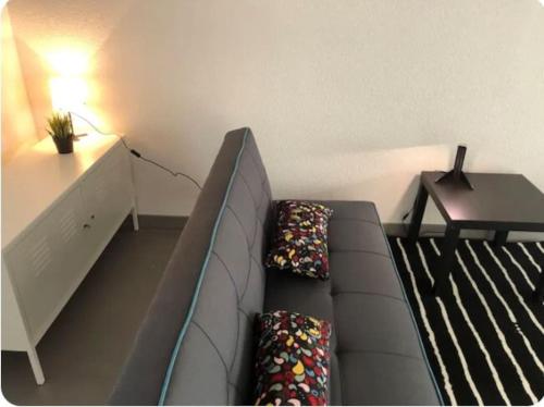 un salon avec un canapé et une table dans l'établissement Studio design proche Colmar, à Sainte-Croix-en-Plaine