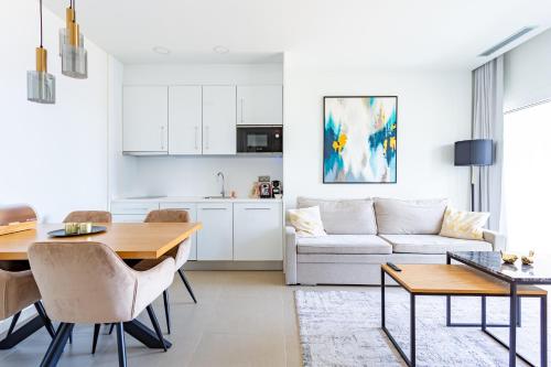 un salon avec un canapé et une table dans l'établissement Intempo by Holuxe - 045 - 4th floor, à Benidorm