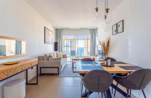 Una cocina y una sala de estar con mesa y sillas. en Intempo by Holuxe - 131 - 13th floor, en Benidorm