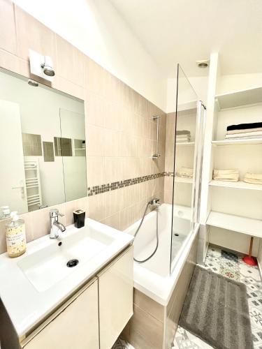 une salle de bain blanche avec un lavabo et une douche dans l'établissement Luxury Stay with Terrace and AC 10 min to Paris, à Vitry-sur-Seine