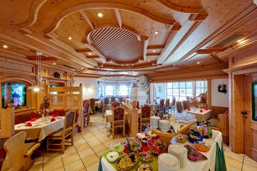 uma sala de jantar com mesas e cadeiras e uma sala cheia de comida em Hotel Brunnenhof em Bayerisch Eisenstein