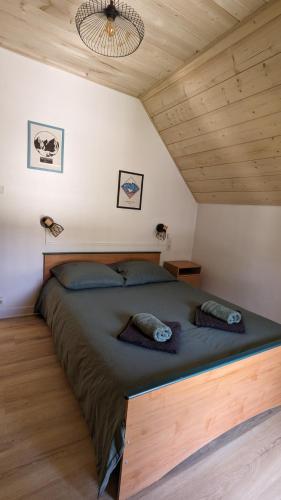 une chambre avec un grand lit avec deux oreillers dessus dans l'établissement Centre Village - 50m2 Rénové Vue montagne avec Balcon plein Sud - 4-5pers, à Luz-Saint-Sauveur