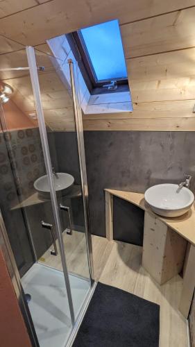 La salle de bains est pourvue de deux lavabos et d'une lucarne. dans l'établissement Centre Village - 50m2 Rénové Vue montagne avec Balcon plein Sud - 4-5pers, à Luz-Saint-Sauveur