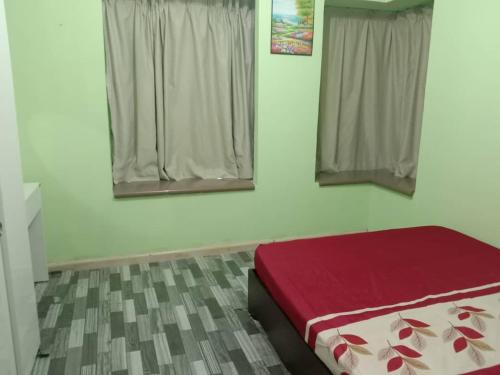 Postel nebo postele na pokoji v ubytování Inap Damai UUC Homestay