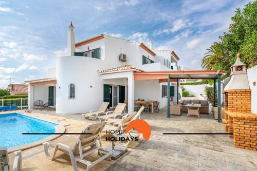 eine Villa mit Swimmingpool und ein Haus in der Unterkunft #245 Quinta do Julo by Home Holidays in Guia