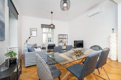 Bright and designed Apartment in the Center