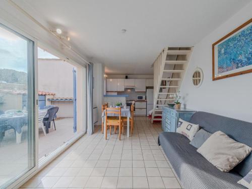 un salon avec un canapé et une table dans l'établissement Holiday Home Les Jardins du Barcarès-1 by Interhome, au Barcarès