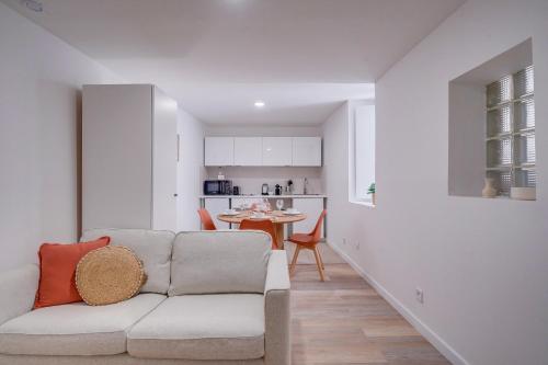 un salon avec un canapé et une table dans l'établissement MDOR Le Chai - Appt au cœur de Bordeaux, à Bordeaux