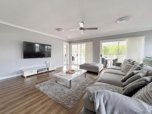 Φωτογραφία από το άλμπουμ του Lake-view Retreat w Spa, nearby Beaches & Shopping in the Central Coast σε Lakeside