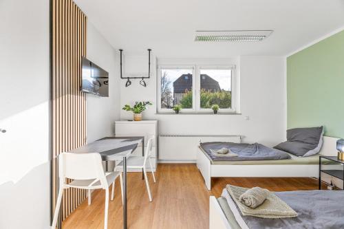 a small apartment with a bed and a table and chairs at Monteurwohnungen in Göppingen 04-07 in Göppingen