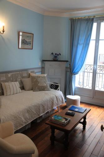 - une chambre avec un lit et une table basse dans l'établissement Apartment Lourmel, à Paris
