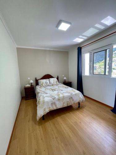 a bedroom with a bed and a window at Casa do mar in São Vicente