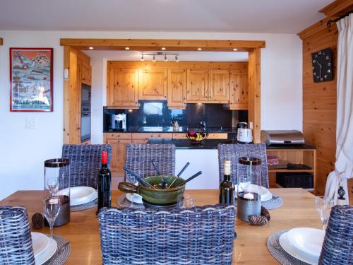 ein Esszimmer mit einem Tisch und Stühlen sowie eine Küche in der Unterkunft Apartment Ambre-6 by Interhome in Villars-sur-Ollon
