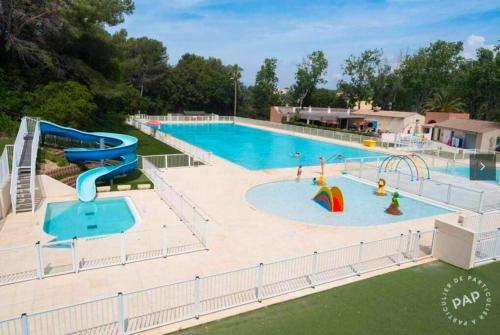 une grande piscine avec un parc aquatique dans l'établissement T2 - Coudoulière - Piscine - Wifi - Parking, à Six-Fours-les-Plages