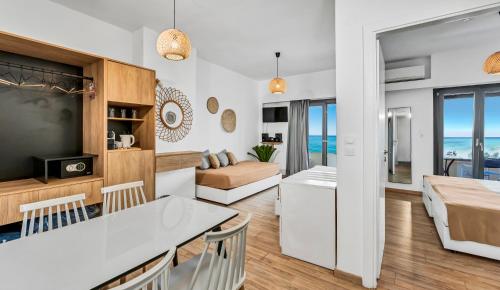 コッキニ・カニオンにあるSunset Beach Hotelのリビングルーム、海の景色を望むダイニングルーム