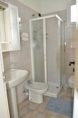 a bathroom with a shower and a toilet and a sink at Residence Villa Carmen fronte mare a 50 mt in Pietra Ligure