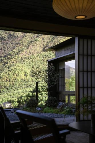 Pemandangan gunung umum atau pemandangan gunung yang diambil dari homestay