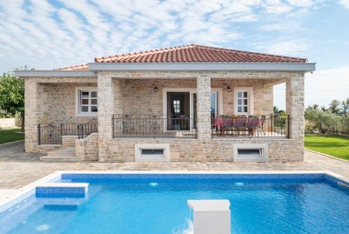 Villa Zizi with heated pool 42 m2 near sea