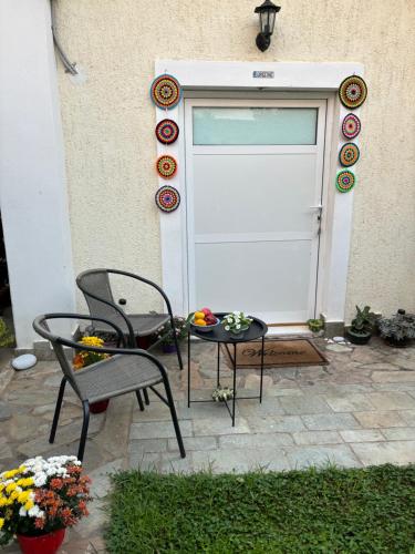 ラフィーナにあるΣπιτάκι στον κήποのガレージ前の椅子2脚とテーブル
