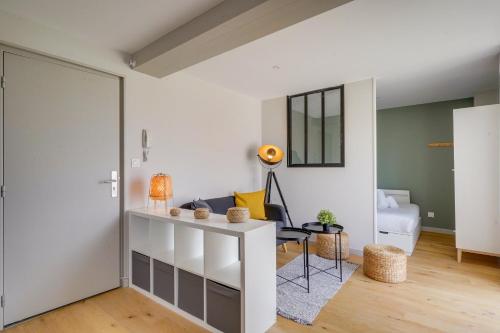 un salon avec un canapé et une table dans l'établissement MDOR - L'Hôtel de Ville, à Bordeaux